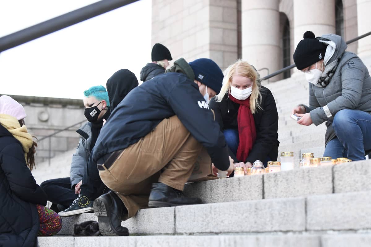 Koskelan surman muistotilaisuus eduskuntatalon portailla.