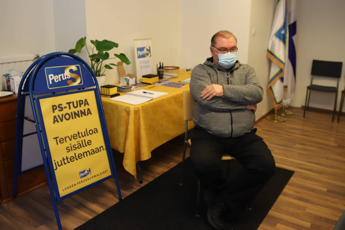 Lahden perussuomalaisten puheenjohtaja Vesa Salminen kampanjatoimistossa