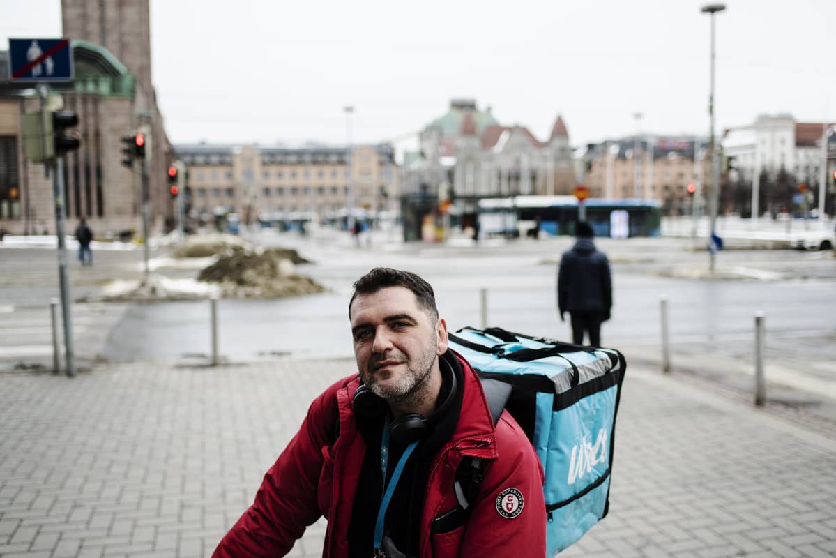 Wolt-kuriiri Vlorjon Kondo kuvattiin Rautatieaseman kupeessa maaliskuussa.
