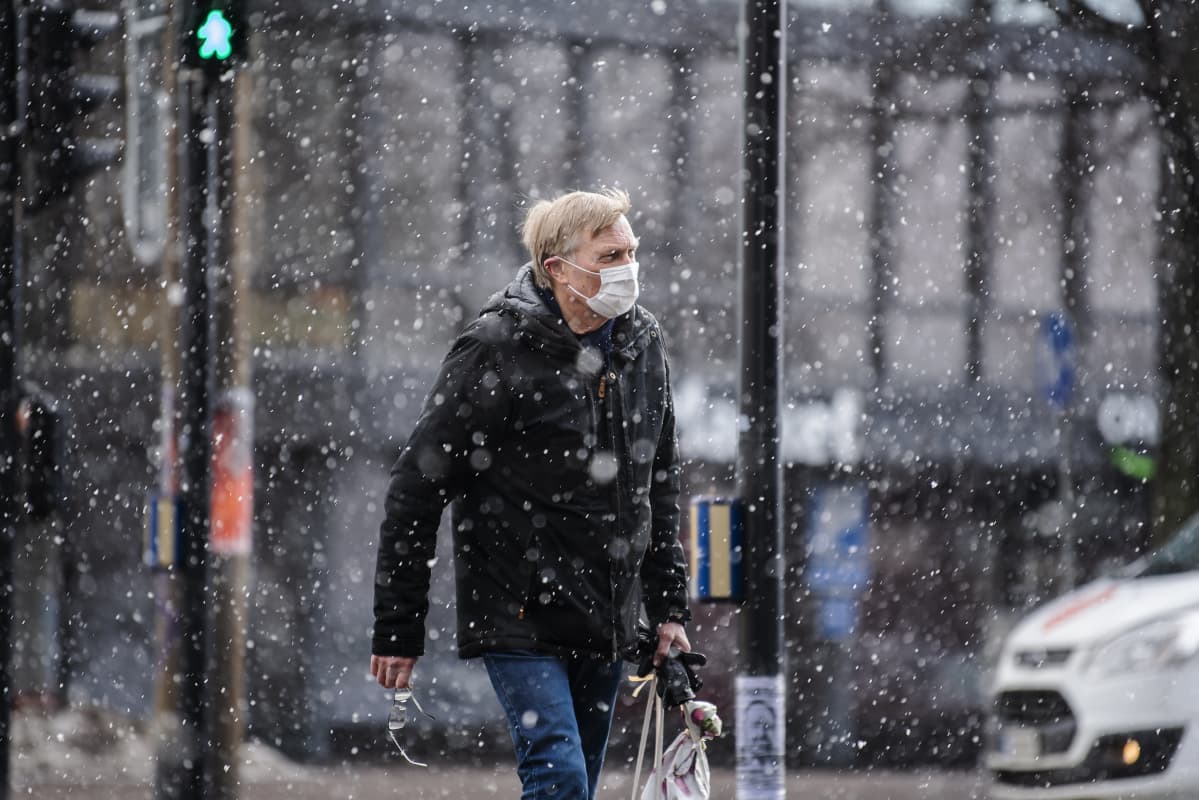 Helsingin Hakaniemessä käytettiin kasvomaskeja 16. maaliskuuta.