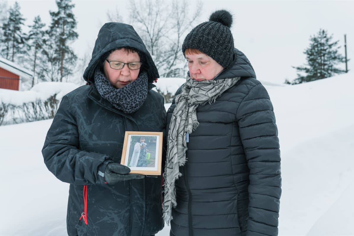 Sisarukset katsovat valokuvaa