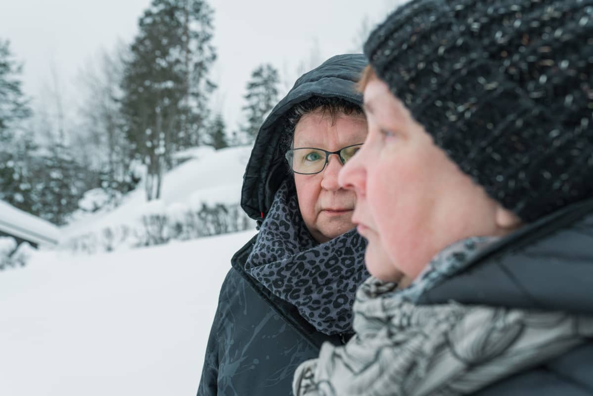 Oivi Mensonen ja Aira Tiitinen seisovat lumisessa maisemassa