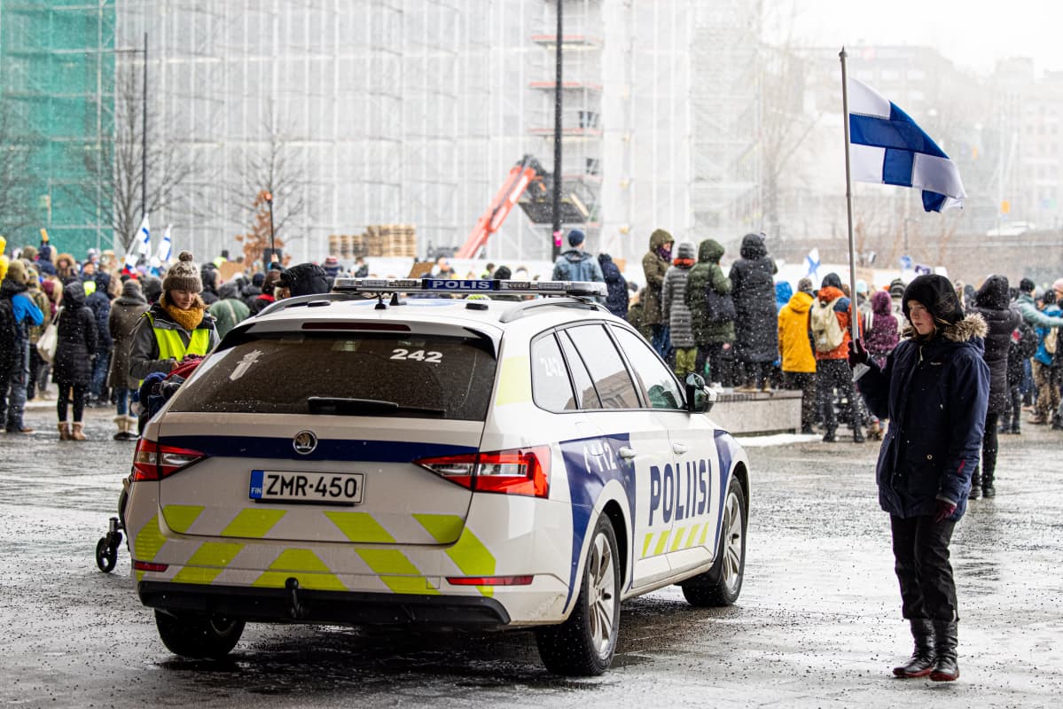 Mielenosoittajia kansalaistorilla Helsingissä.