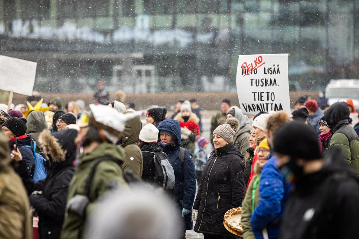 Mielenosoittajia kylttien kanssa.