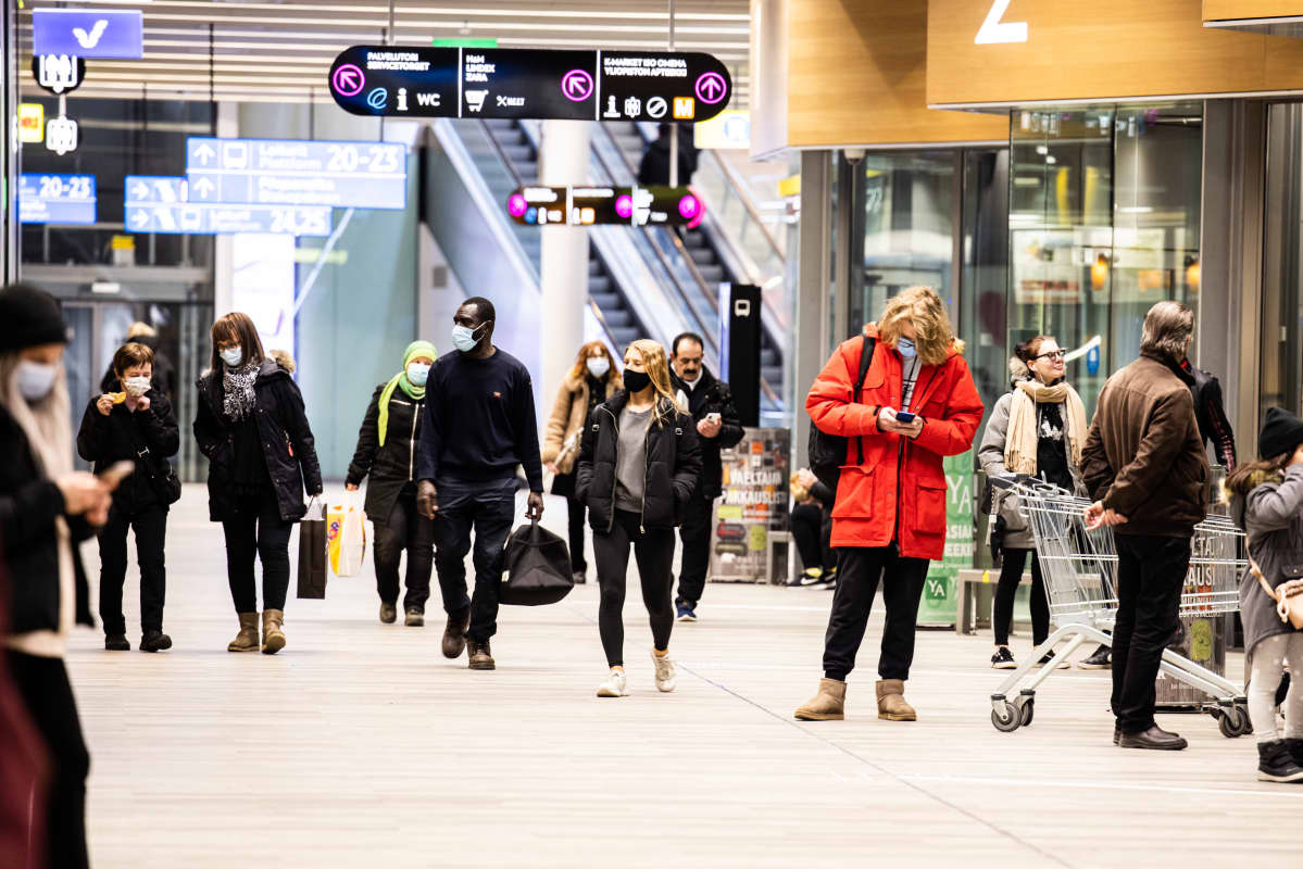 Ihmisiä odottaa bussia Matinkylän metroaseman bussiterminaalissa.