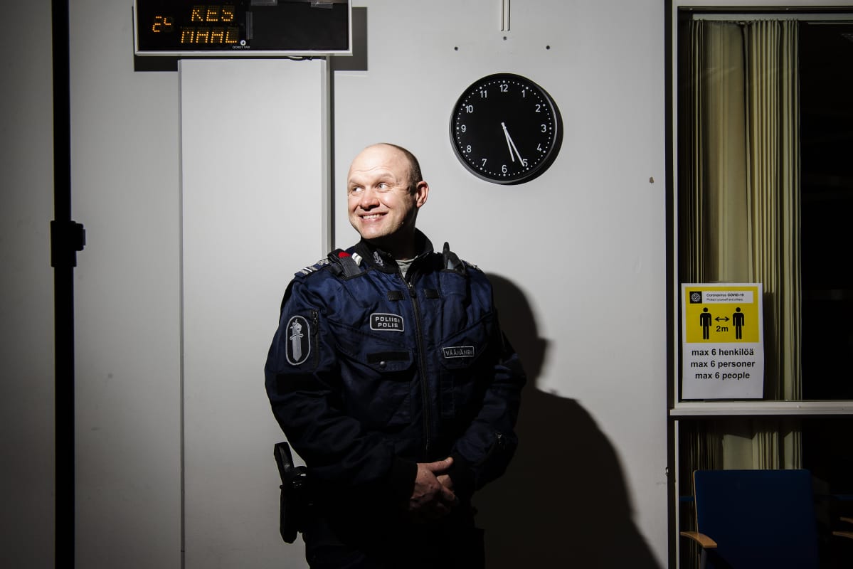Komisario Hannu Väänänen virnuilee työkaverilleen maaliskuussa 2021.
