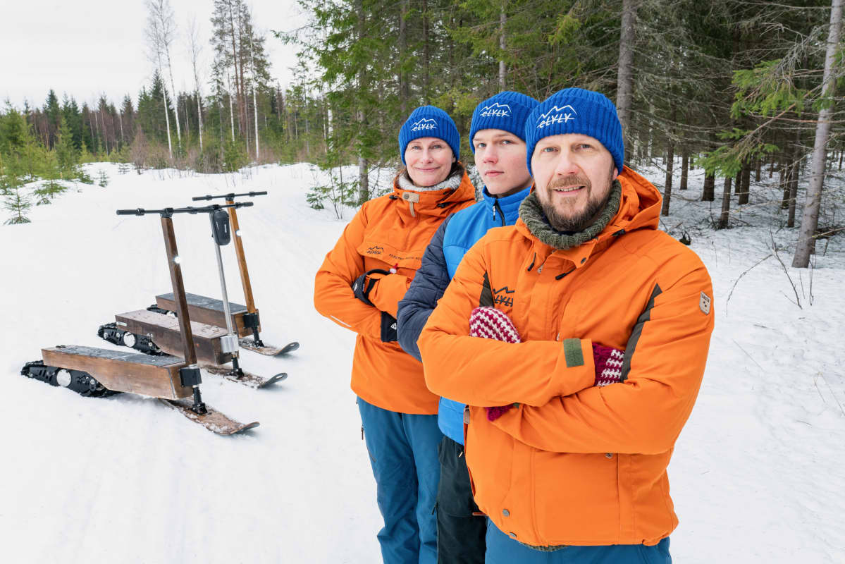 Kauppisten perhe ajelee sähkölumiskootteri eLylyllä aina kun mahdollista.