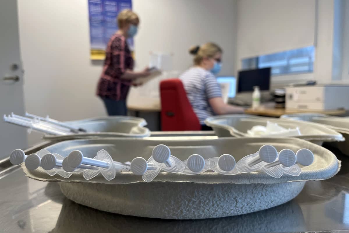 Koronarokotteita odottamassa pöydällä