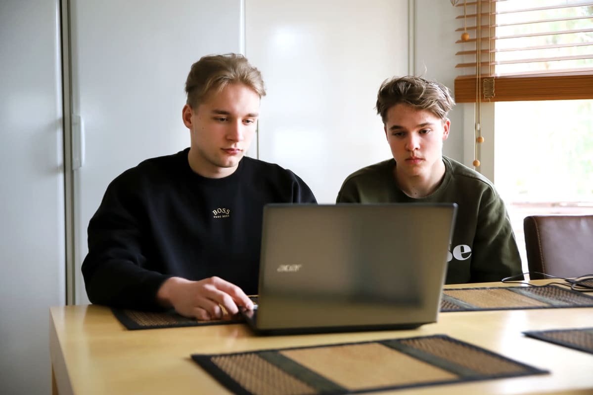 Maskun Hemmingin koulun 9. luokkalaiset Mico Laaksonen (vas.) ja Joonatan Martelius hakivat toisen asteen yhteishaussa keväällä 2021.