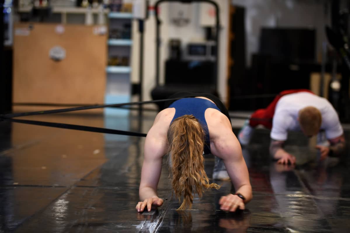 Ida Hulkko tränar på gym i Tammerfors med sin fysiktränare Lasse Rantala.