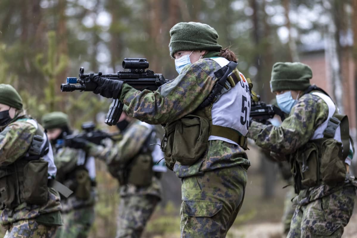 Aseenkäsittelykoulutus naisten erikoisjoukkoreservin valintakokeessa.