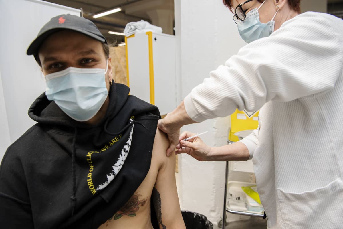 Astmaatikko Juha Sjögren sai Pfizerin rokotteen sairaanhoitaja Tiina Palmilta.