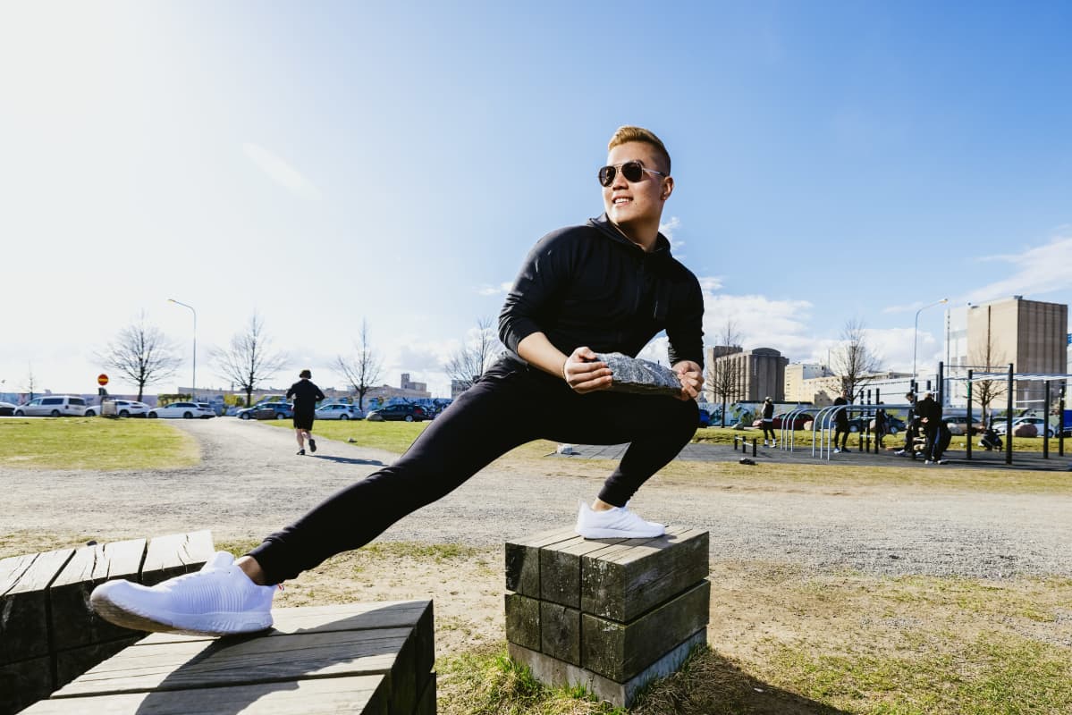 Suti Niemelä harjoittelee lihaskuntoa Eiran rannassa.