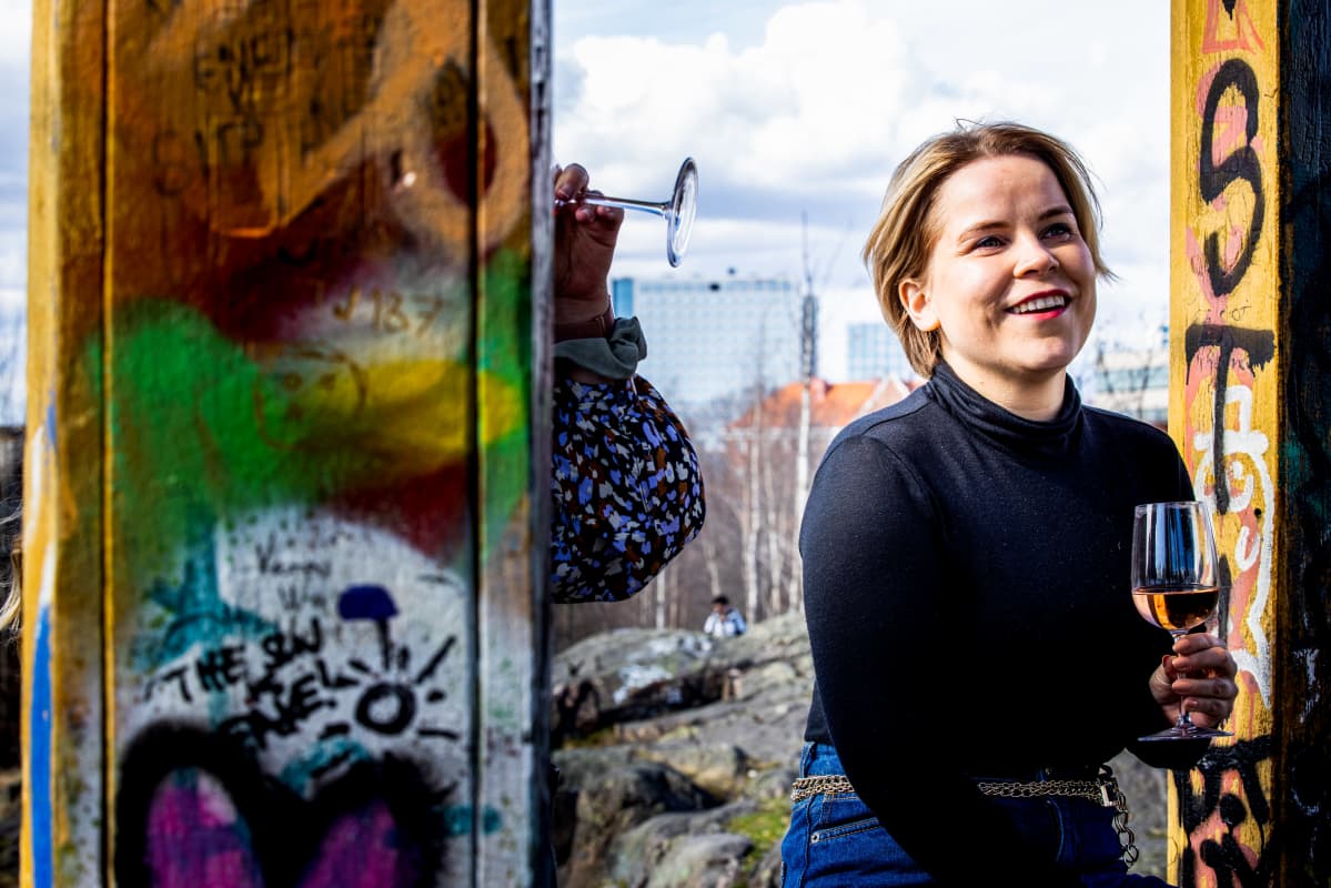 Katri Ylinen ja Laura Wathén piknikillä alkoholittomia juomia maistellen.