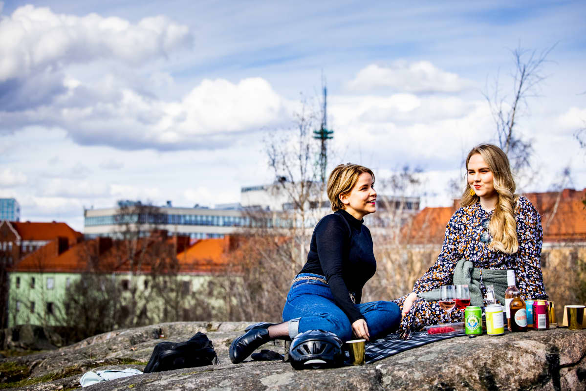 Katri Ylinen ja Laura Wathén piknikillä alkoholittomia juomia maistellen.