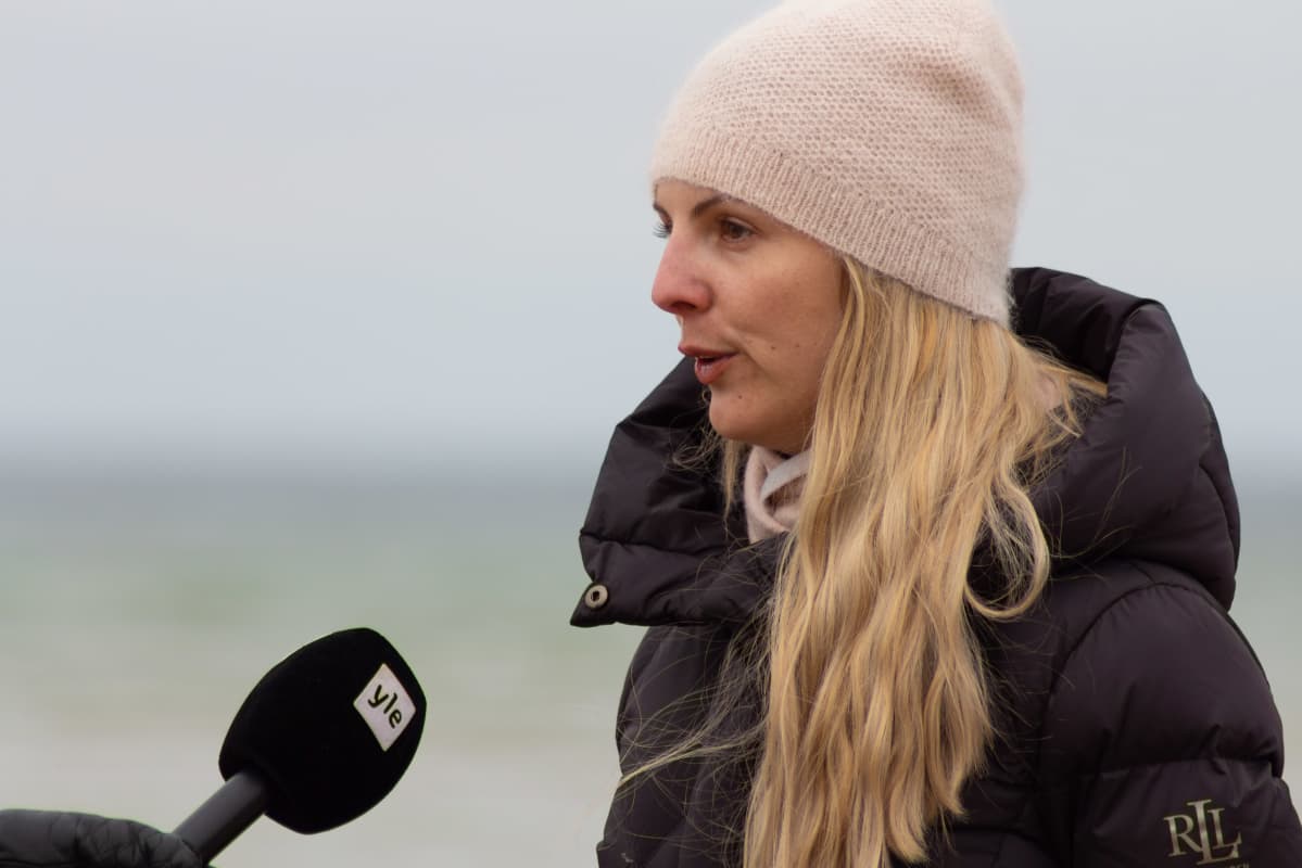 Kansalaisaktivisti Annika Moisescot antaa haastattelua Ylelle.