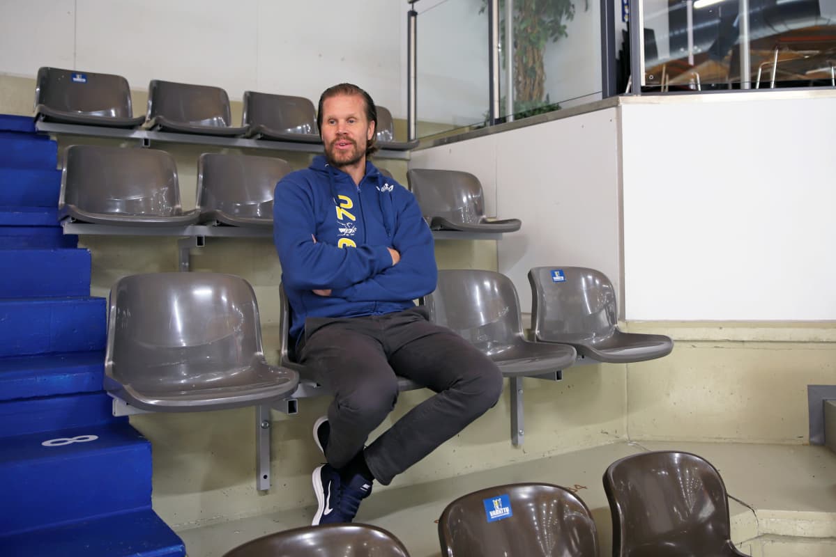 Mikkelin Jukurien päävalmentaja Olli Jokinen istuu jäähallin katsomossa.