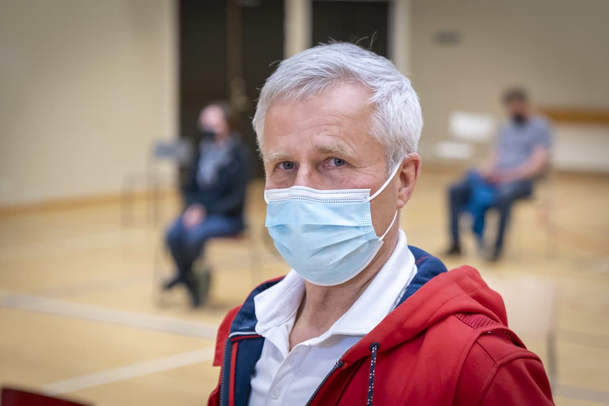 Jukka Lehtiluoto ohjaa koronarokotettavia Hiekkaharjussa.