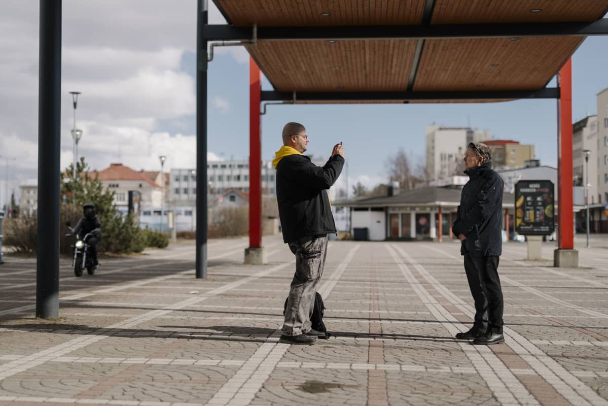 Henkilö ottaa kuvaa toisesta.