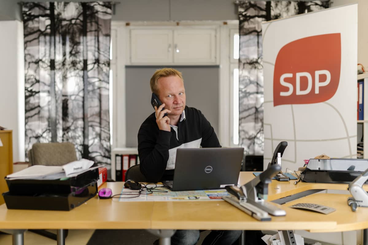 Mies ja SDP:n logo.