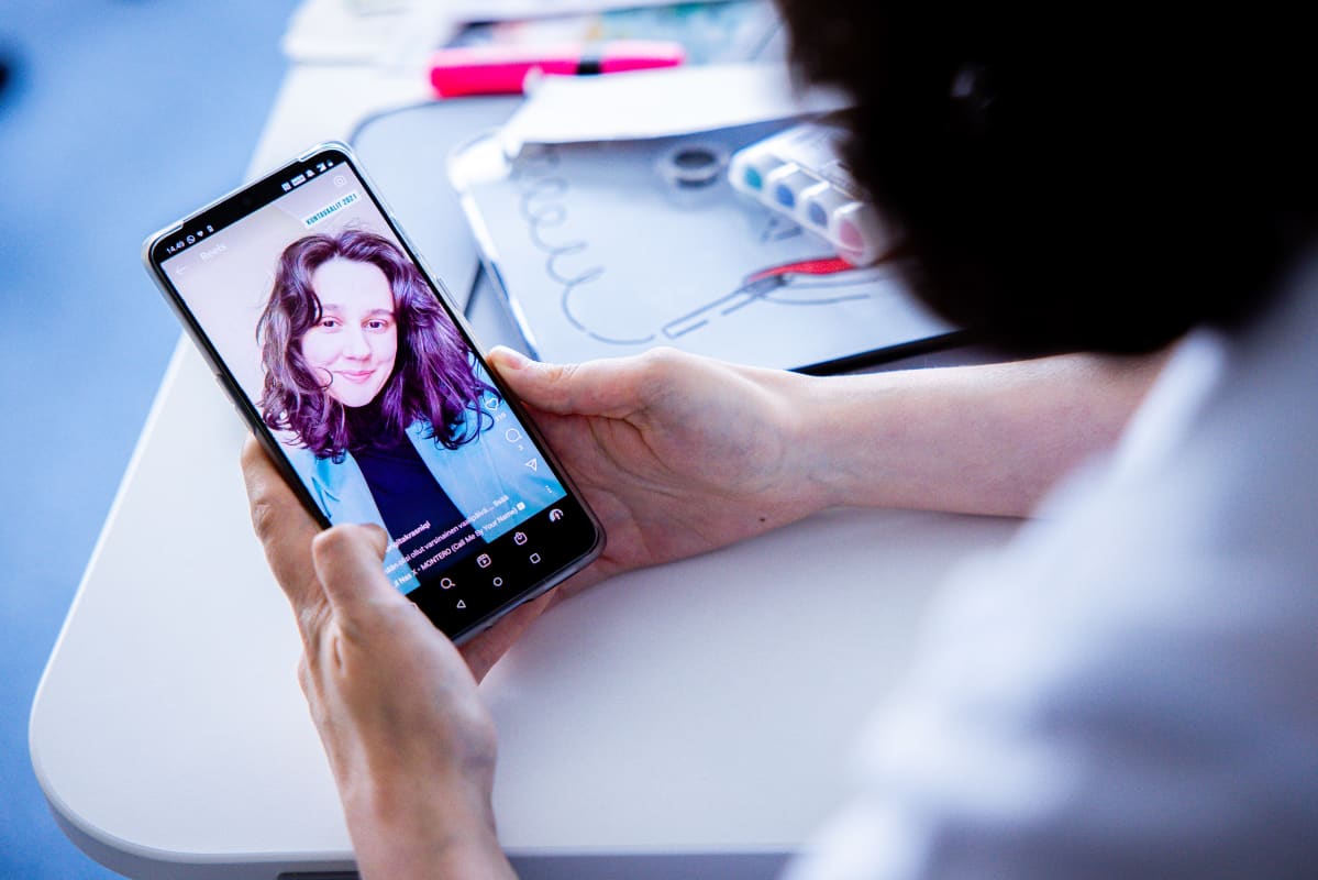 Brigita Krasniqi näyttää Instagram tiliään jossa enimmäkseen kampanjoi kuntavaaleissa.
