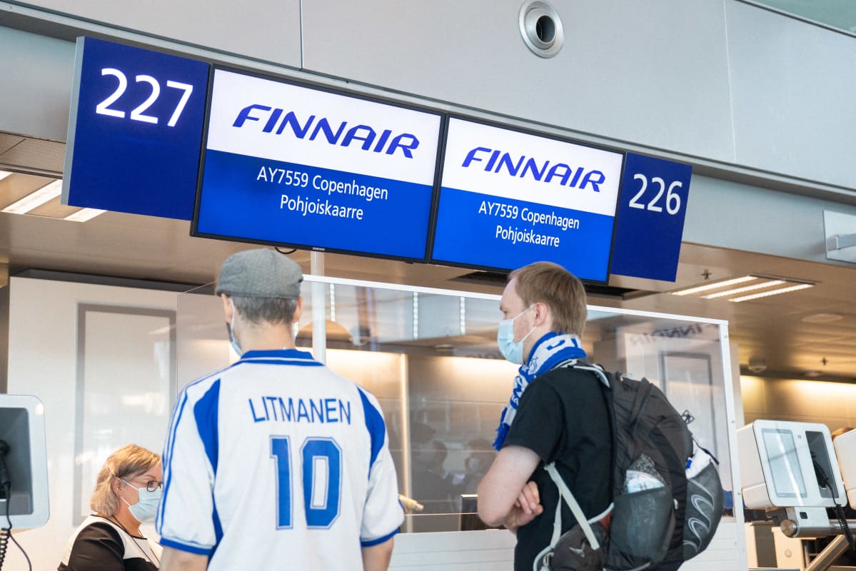 EM-kisafanit lentokentän lähtöselvityksessä