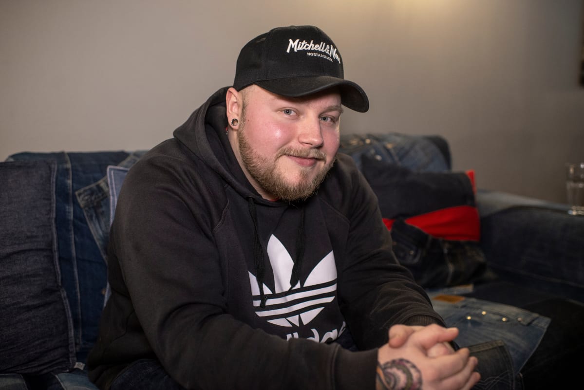 Räppäri Tonnikeiju istuu kahvilassa