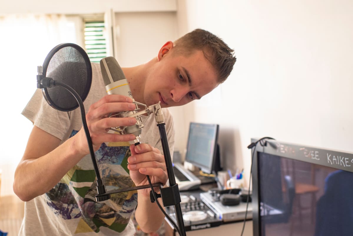 DJ huuaarjuu säätää mikrofonia