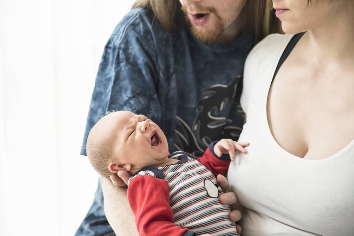 Lapsi äidin ja isän kanssa.
