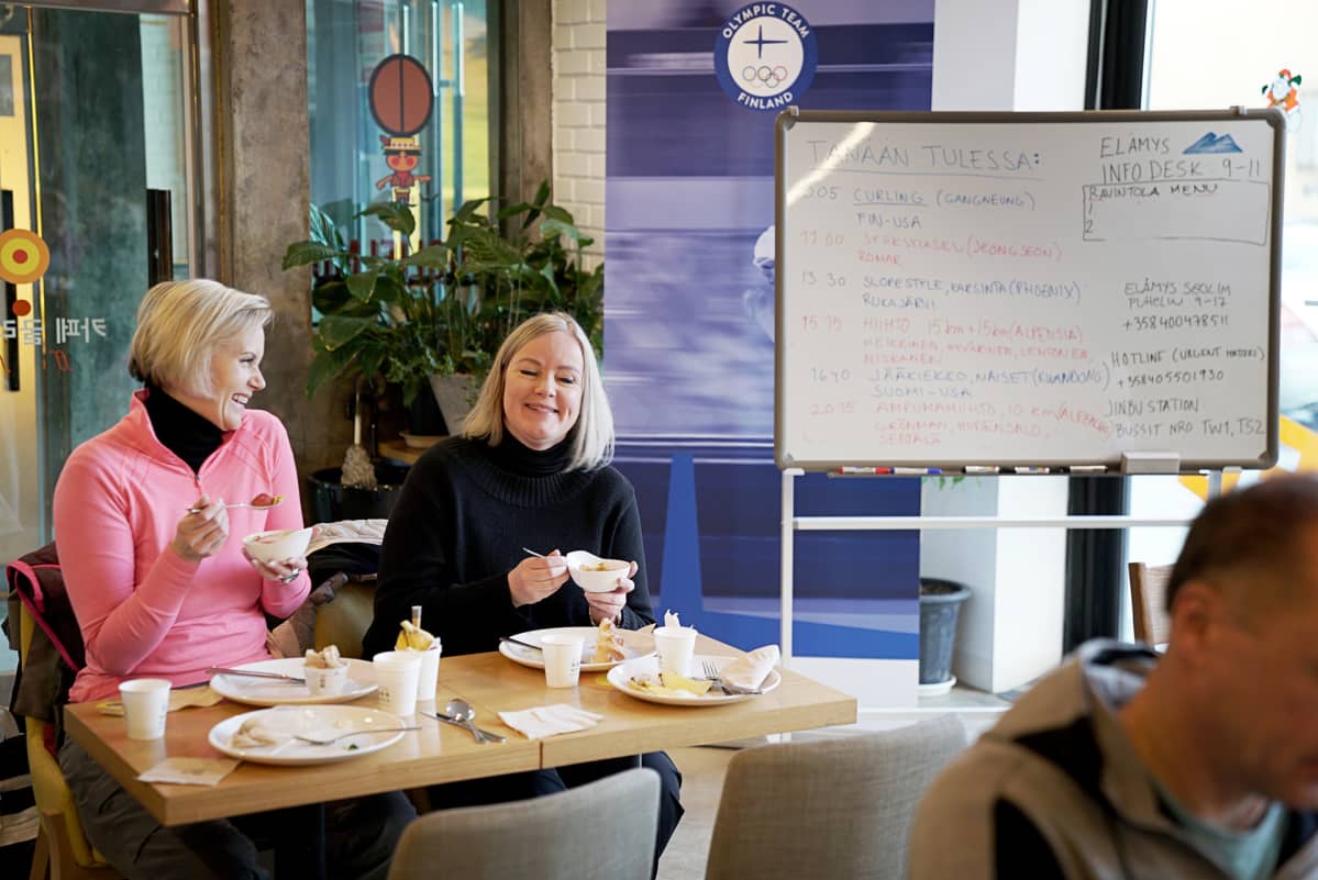 Hotelli Seolimin kahvilasta on tullut suomalaisten aamiaistila. Taululla on päivän ohjema.