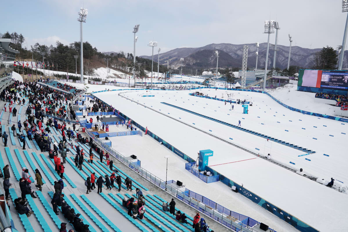 Stadionin ulkopuolella eteläkorealainen maasto on lumetonta.