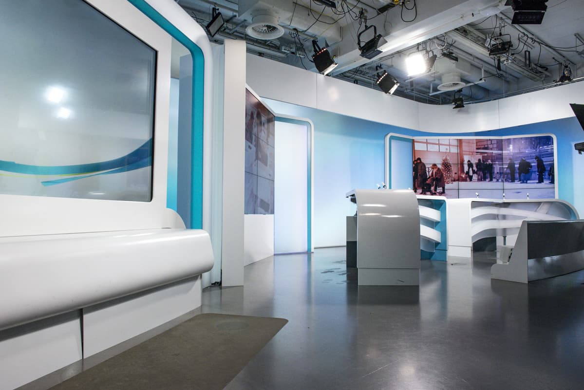 Ylen television uutisstudio 26.12.2018. TV-uutiset, Studion sisustus lavasteet viimeisenä iltana ennen väistötiloihin siirtymistä. Kuvissa uutisankkuri Piia Pasanen.