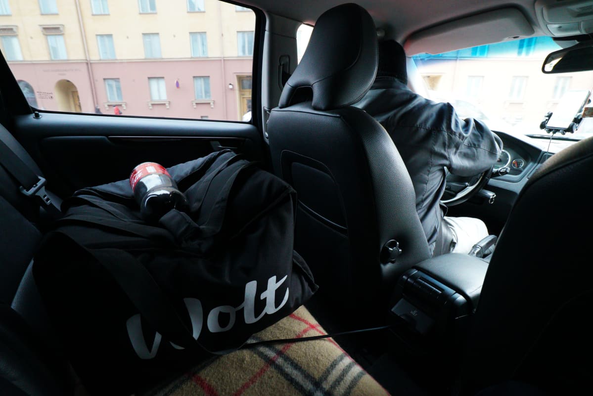 Matin asiakastapaaminen kestää yleensä korkeintaan viisitoista sekuntia. Siinä ehtii juuri ja juuri sanoa kiitokset.