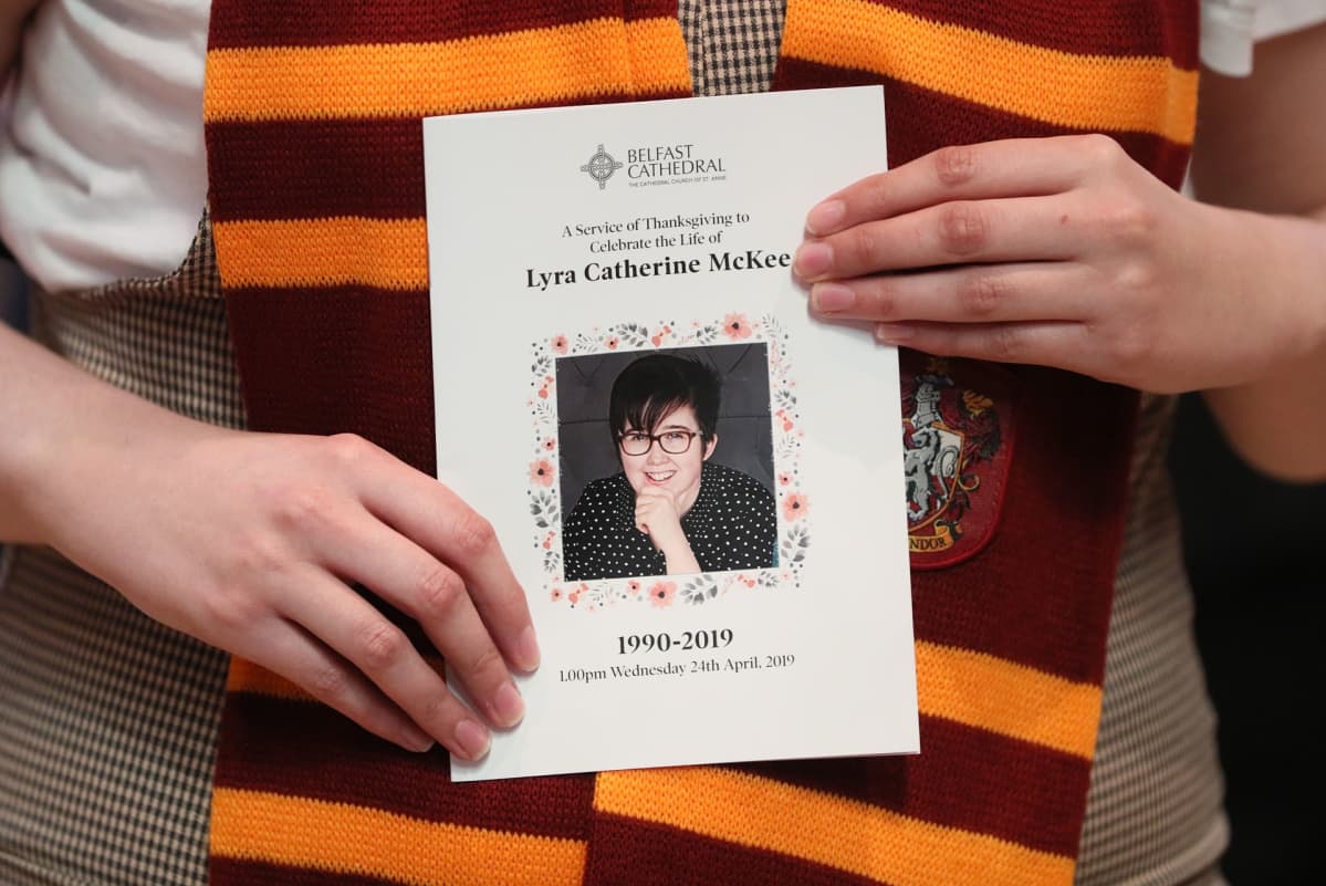 Toimittaja Lyra McKee haudattiin Belfastissa keskiviikkona. Hänen kumppaninsa oli pyytänyt hautajaisvieraita pukeutumaan Harry Potter -teemaan, koska McKee piti Harry Potterista. Kuvassa Rohkelikkojen huivi ja McKeen hautajaisohjelma.