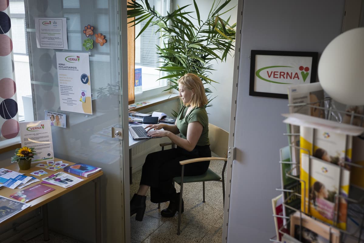 Nainen tekee töitä kannettavalla tietokoneella Vernan vapaaehtoistoiminnanpisteessä.