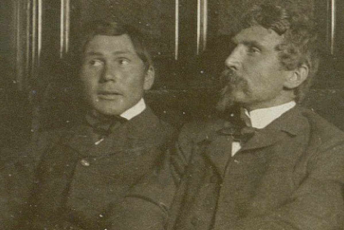 Ajan kellastama valokuva Jørgen Brønlund ja Ludvig Mylius Erichsen pöydän takana
