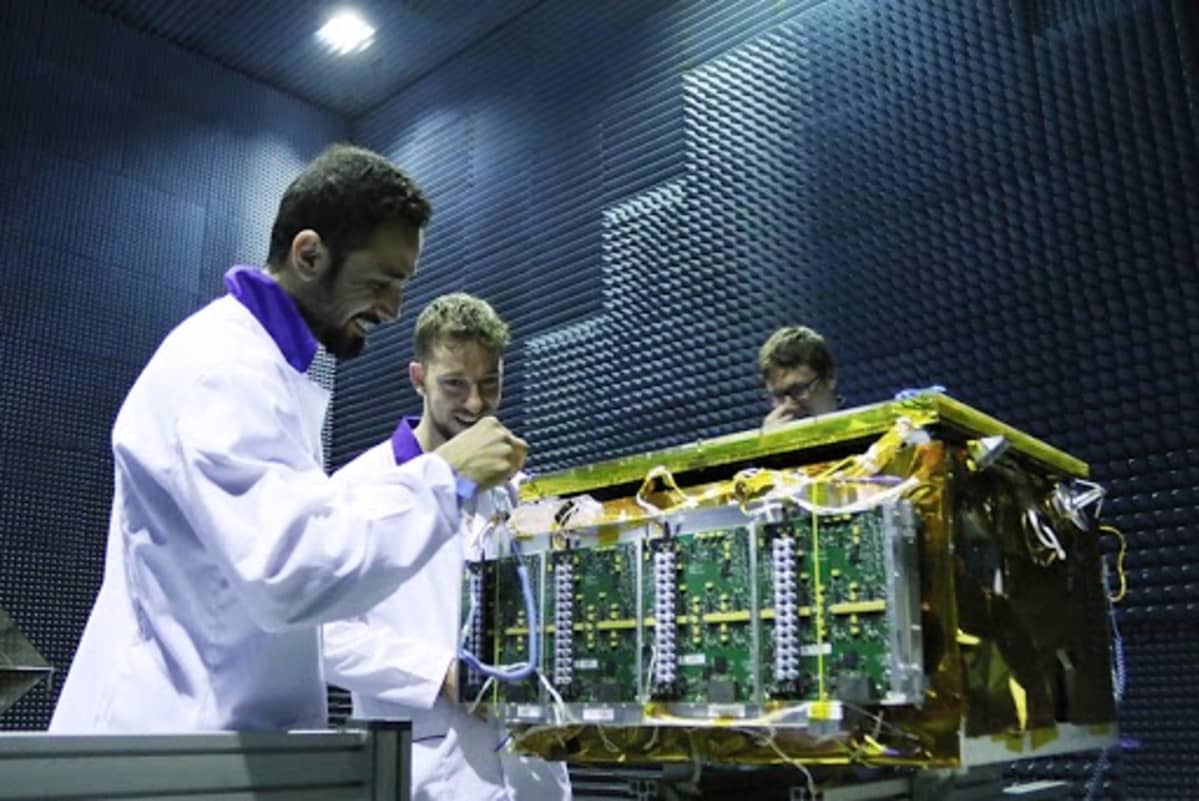 ICEYE:n asiantuntijoita testaamassa ICEYE SAR -satelliittia.