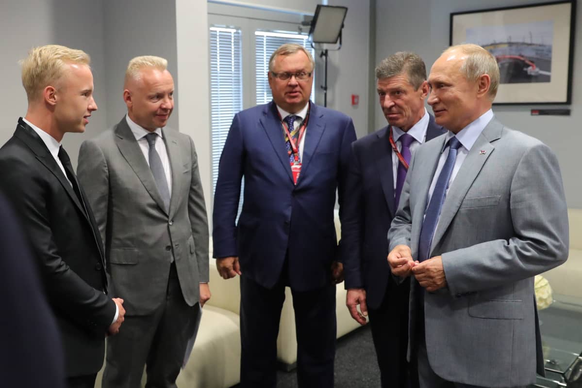 Nikita Mazepin (vas.) ja hänen isänsä Dmitri Mazepin (toinen vas.) tapasivat presidentti Vladimir Putinin (oik.) Sotshin F1-kilpailun yhteydessä syyskuussa 2018.