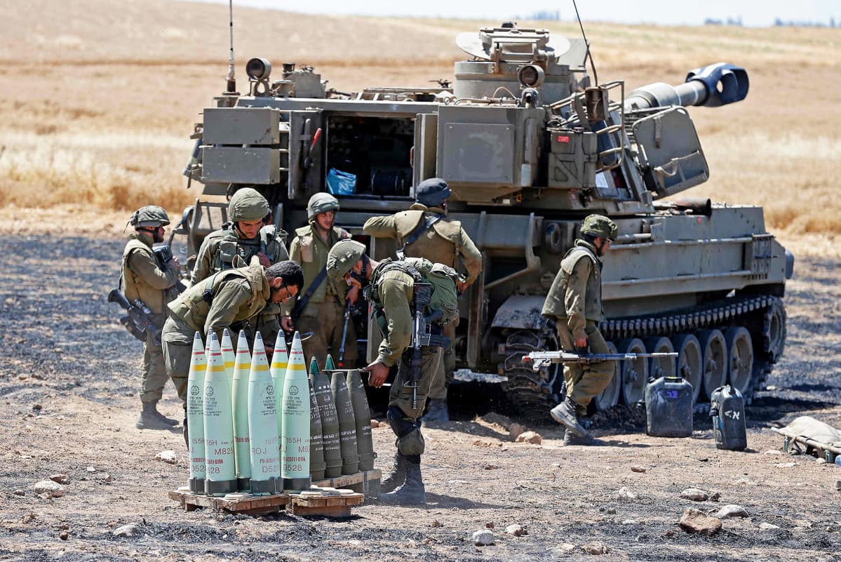 Israelin armeijan tykistö valmistelee iskua Gaxzaan asemissaan läheläl Sederotin kaupunkia.