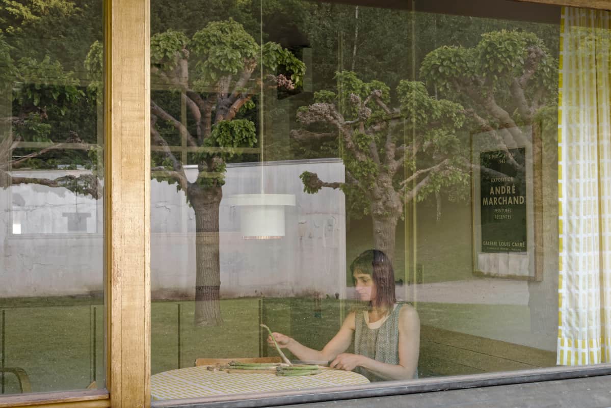 Elina Brotherus: Asperge, 2015, 70x104cm / 90x135cm, sarjasta Les Femmes de la Maison Carré.