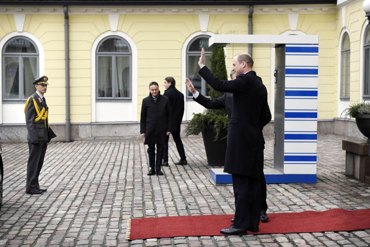 Prinssi William ja presidentti Sauli Niinistö presidentinlinnan edustalla.