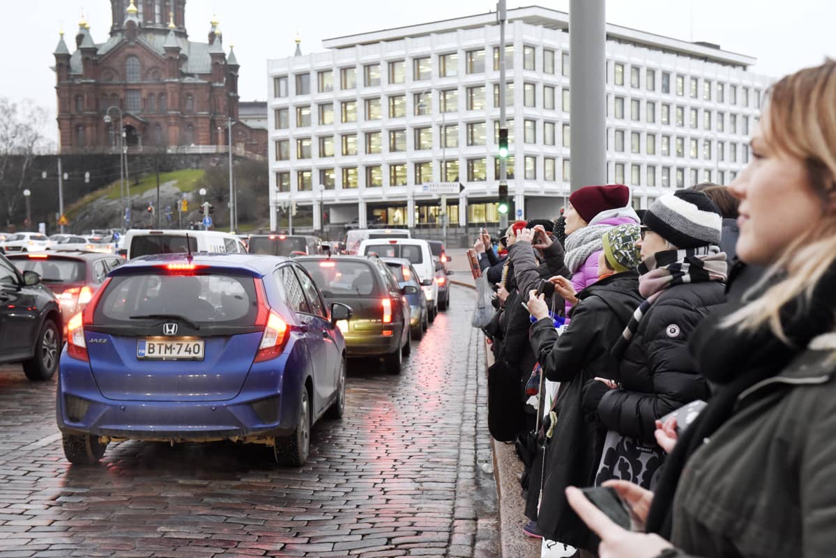 Yleisö seuraa prinssi Williamin vierailua Helsingin kauppatorilla.