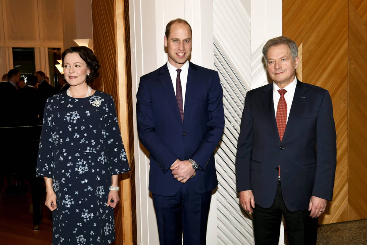 Prinssi William poseeraa Sauli Niinistön ja Jenni Haukion kanssa.