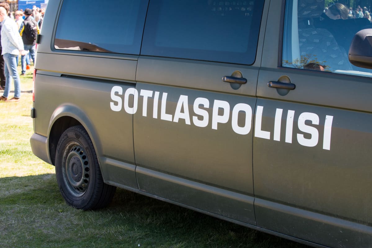 Sotilaspoliisin ajoneuvo, kansalaistori, puolustusvoimien lippujuhlapäivä