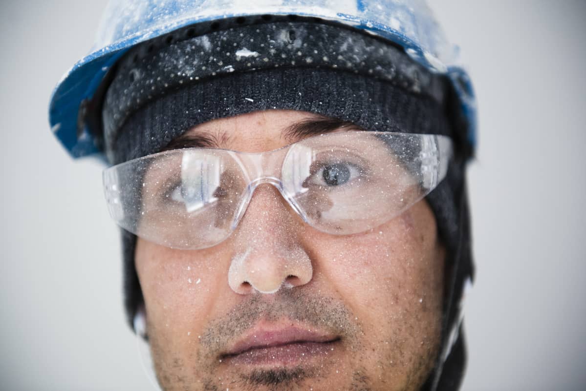 Työmies ja turvalasit
