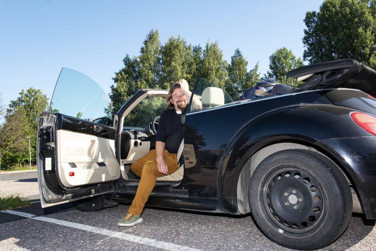 Pappi Kari Kanala Takaisin Pasilaan -tuotantoa varten Pasilassa 20.08.2020.