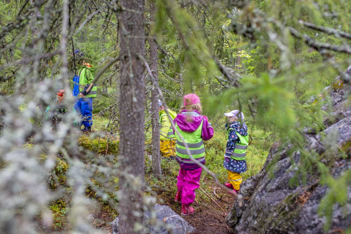 lapset leikkii metsässä ulkotarha