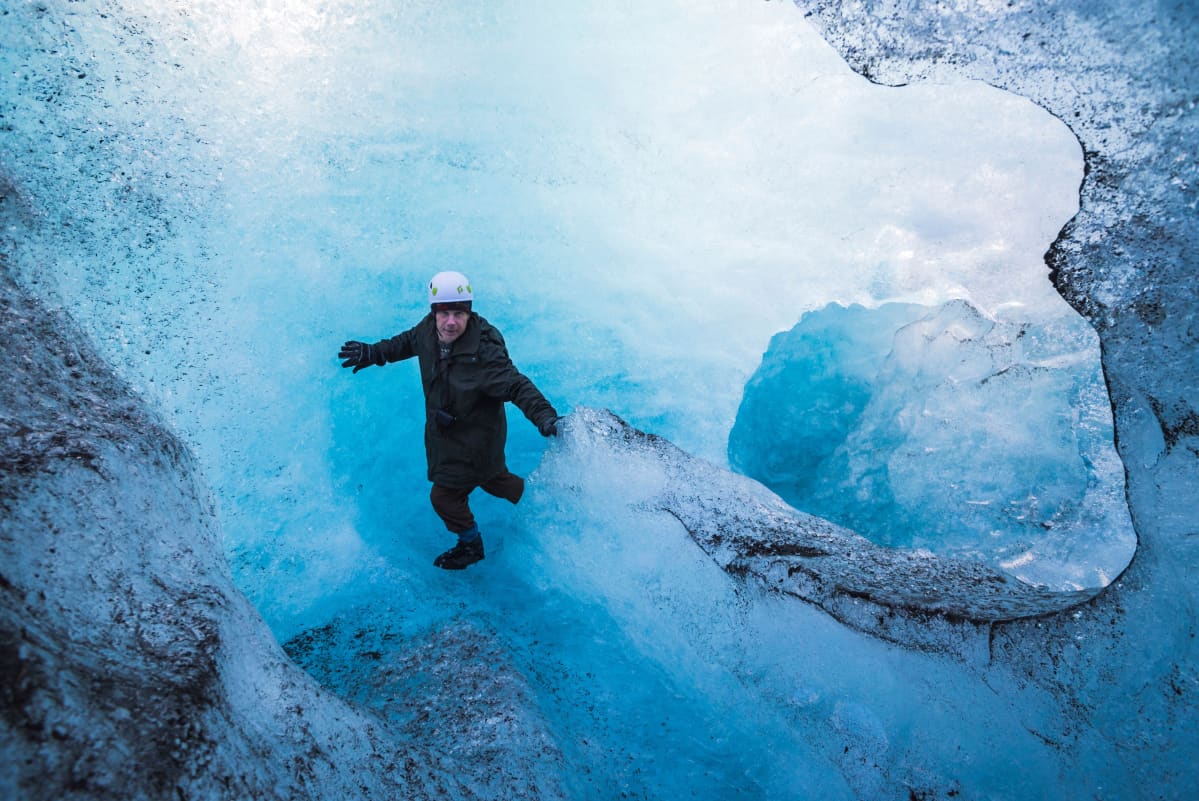 Turisti tutustui Breiðamerkurjökullin jäätikköön Islannissa 14. kesäkuuta 2020.