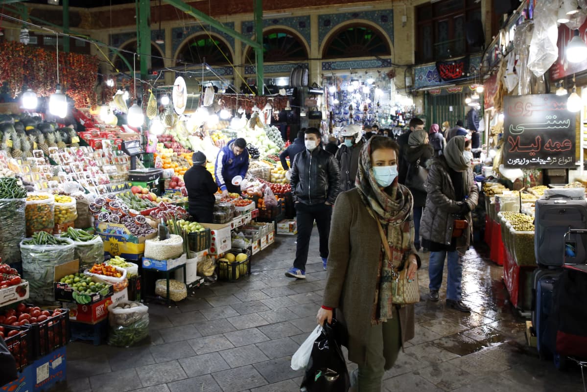 Iranilaisia ostoksilla Tajrishin basaarissa Teheranissa. Iranin talous on ajautunut kriisiin ankarien pakotteiden takia.