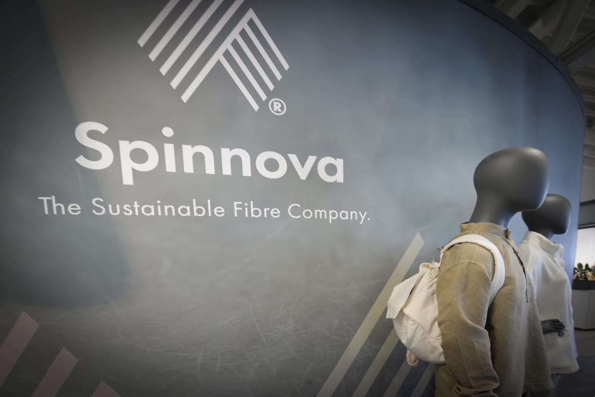 Spinnovan eteisaula ja mallinuket. Spinnovan logo seinällä.